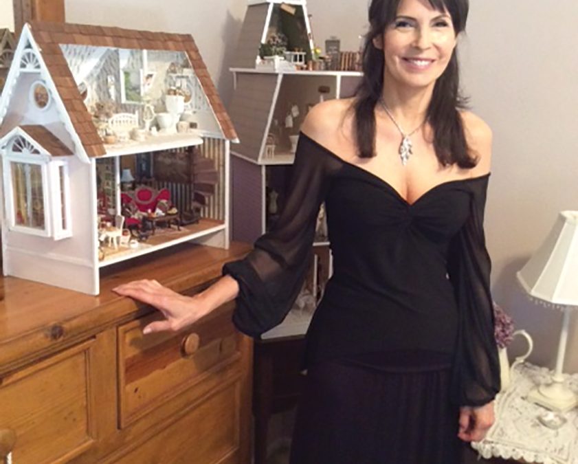 Meet Karen Allyn – Telling Stories from the Palm of Her Hand